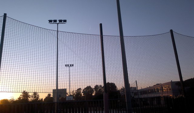 Xarxes despenjades a la pista esportiva del Centre Cívic de Gavà Mar (23 de Novembre de 2011)